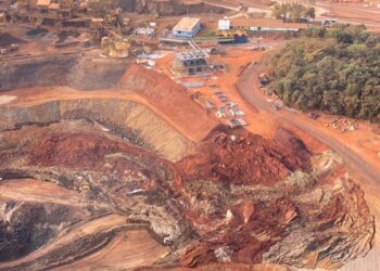BH | Três veículos ficam soterrados em deslizamento de terra em obra de mineradora