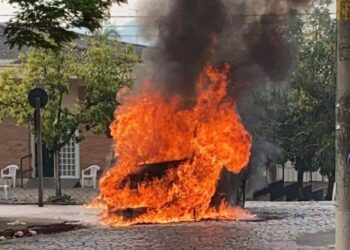 Van pega fogo no centro da cidade