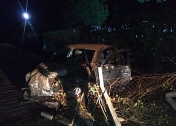 Mulher pula de carro em movimento para fugir de assalto; criminoso sofre acidente em seguida