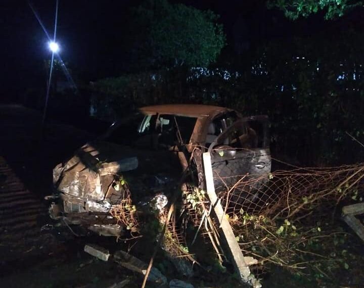 Mulher pula de carro em movimento para fugir de assalto; criminoso sofre acidente em seguida