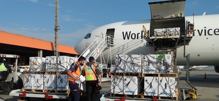 2,2 milhões de doses da Pfizer desembarcam no Brasil