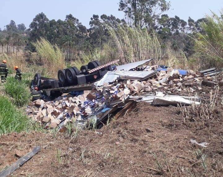 Caminhão tomba e deixa duas pessoas mortas neste domingo (12)