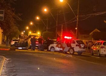 Acidente próximo ao pronto socorro deixa duas pessoas feridas