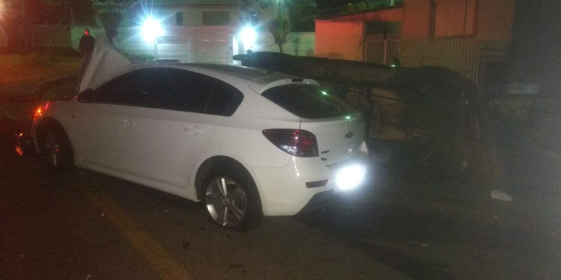 Adolescente dirige embriagado, foge da PM e bate em outro carro
