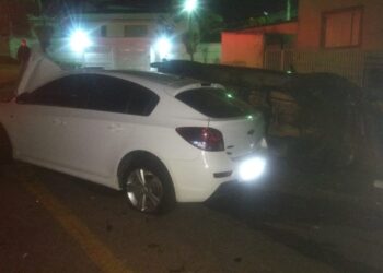 Adolescente dirige embriagado, foge da PM e bate em outro carro