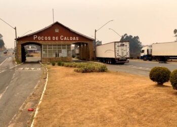 Caminhoneiros encerram paralisação em Poços de Caldas