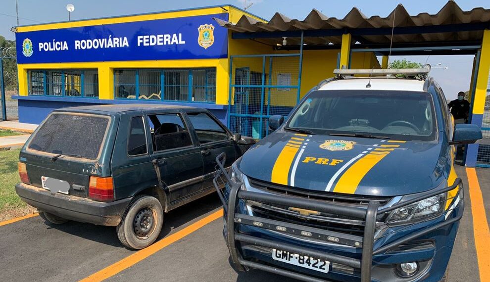 PRF recupera carro roubado em Poços de Caldas e prende motorista