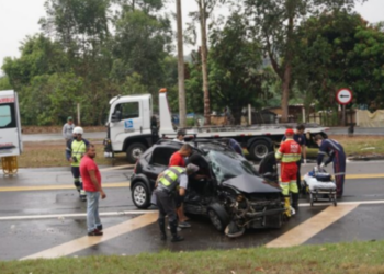 Motorista fica ferido após acidente entre carro e caminhão