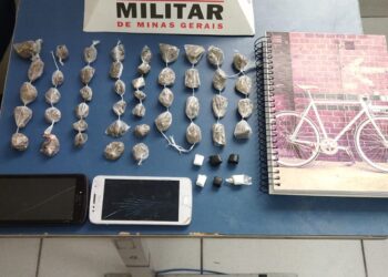 Após serem flagrados com drogas e tentar escondê-las em suas bocas, adolescentes são detidos em Poços de Caldas