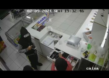 Criminoso aponta faca para barriga de balconista grávida durante roubo em Poços de Caldas