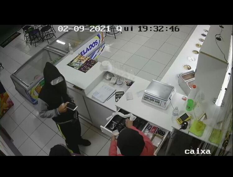 Criminoso aponta faca para barriga de balconista grávida durante roubo em Poços de Caldas