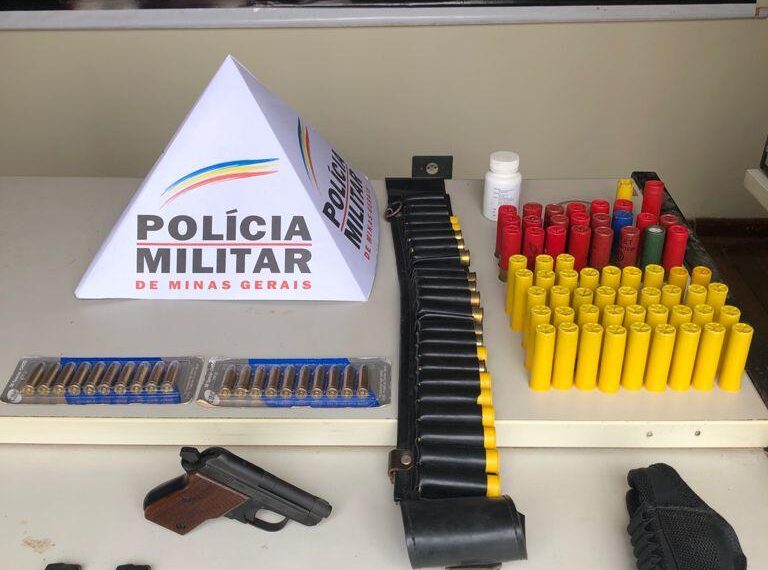 Pedreiro é preso suspeito de furtar carregadores de arma do dono da obra