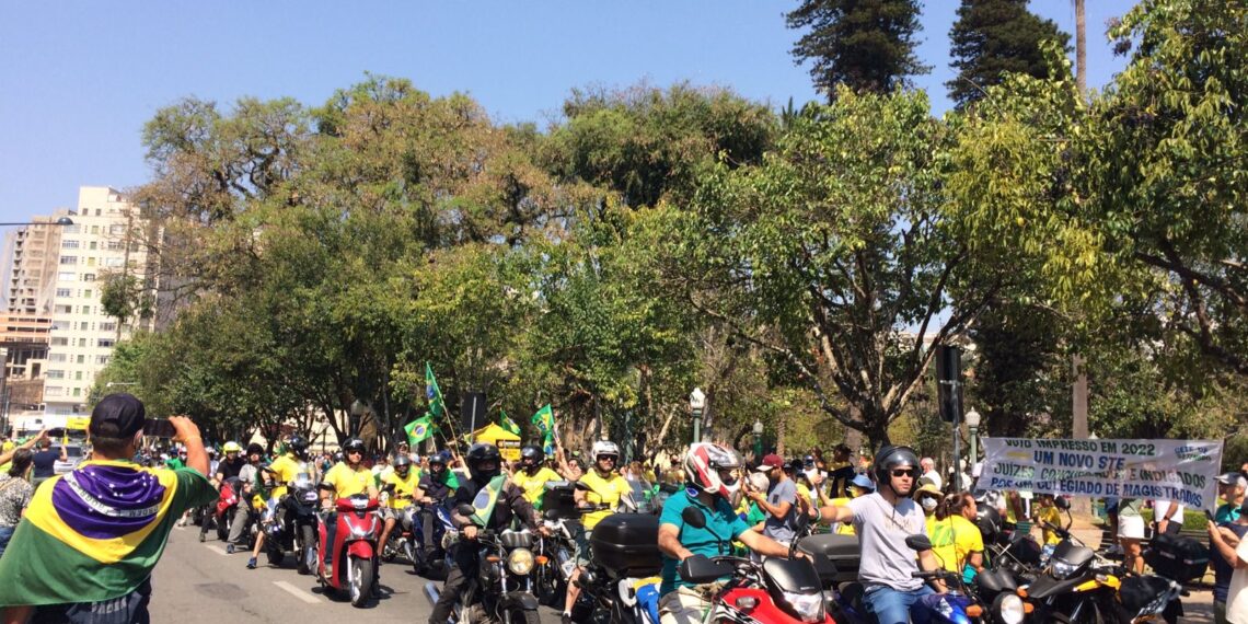 Apoiadores de Bolsonaro saem às ruas em Poços de Caldas