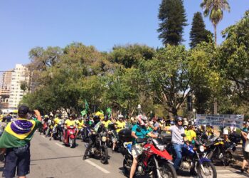 Apoiadores de Bolsonaro saem às ruas em Poços de Caldas