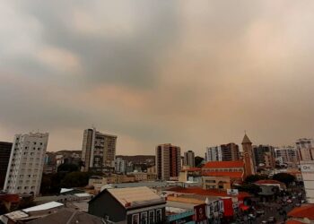 Poços de Caldas tem céu alaranjado e nublado por causa da fumaça de incêndios na região