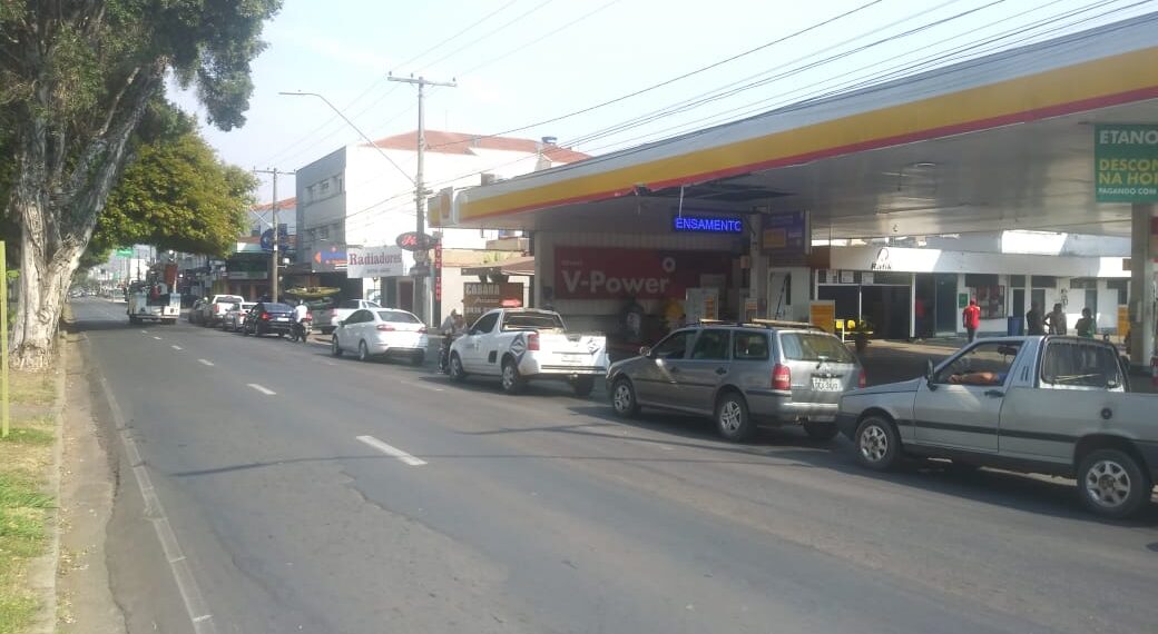 Devido à greve dos caminhoneiros, postos de combustíveis amanhecem com filas