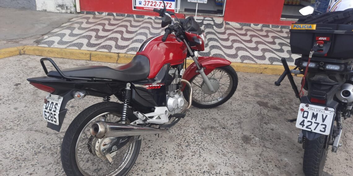 Homem é preso ao ser flagrado pela PM empinando moto