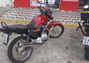 Homem é preso ao ser flagrado pela PM empinando moto
