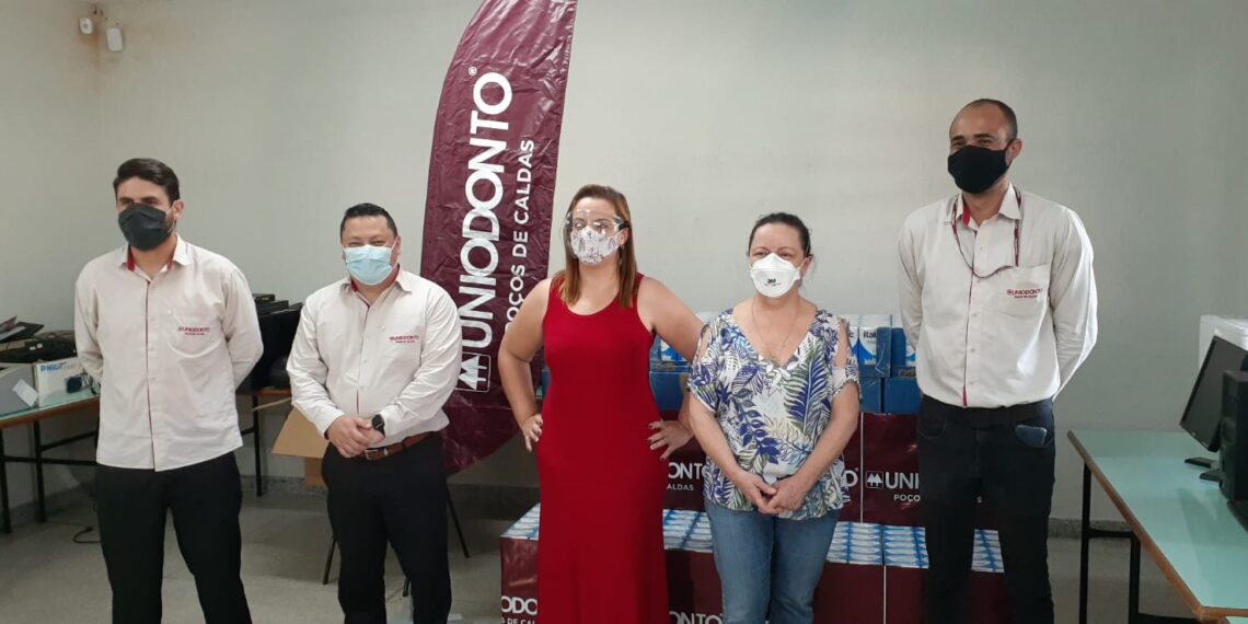 Uniodonto doa mais de 900 litros de leite para escola da Zona Sul de Poços