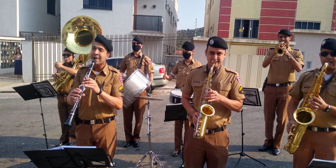 Banda da PM faz surpresa de aniversário para idosa em Poços de Caldas