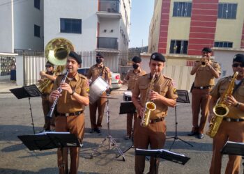 Banda da PM faz surpresa de aniversário para idosa em Poços de Caldas