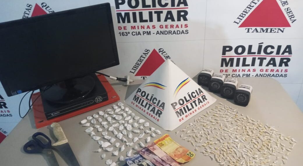 Mais de 300 porções de crack são apreendidas e homem é preso em operação da PM