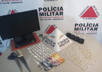 Mais de 300 porções de crack são apreendidas e homem é preso em operação da PM