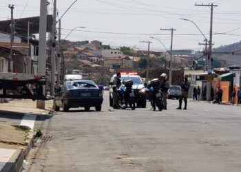 Motorista quebra o próprio carro, xinga policiais e acaba preso após abordagem em Poços