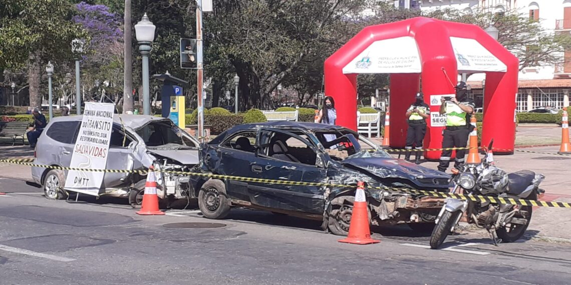 Exposição de carros batidos alerta para mudança de comportamento de condutores no trânsito