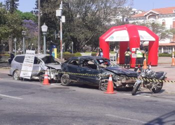 Exposição de carros batidos alerta para mudança de comportamento de condutores no trânsito