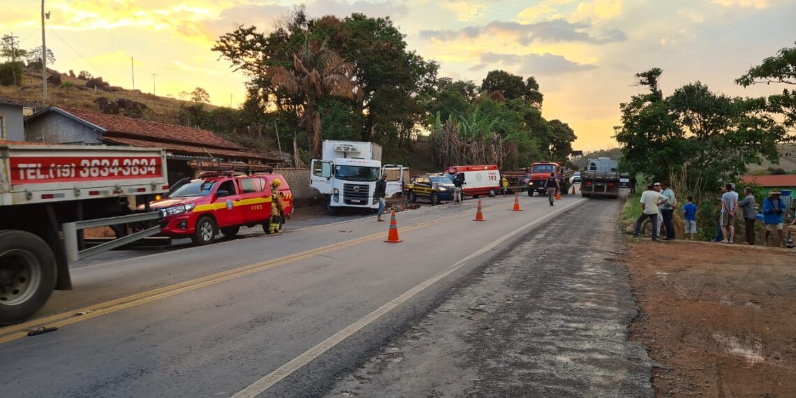 Acidente entre dois caminhões mata um motorista e deixa três pessoas feridas