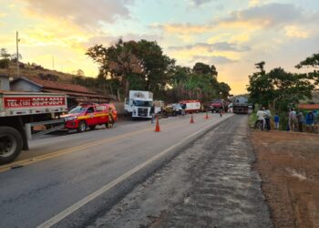 Acidente entre dois caminhões mata um motorista e deixa três pessoas feridas