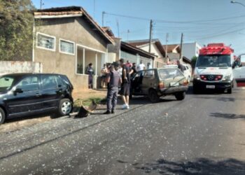 Quatro crianças ficam feridas em acidente envolvendo três veículos