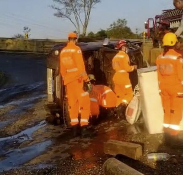 Caminhonete tomba na zona oeste de Poços de Caldas