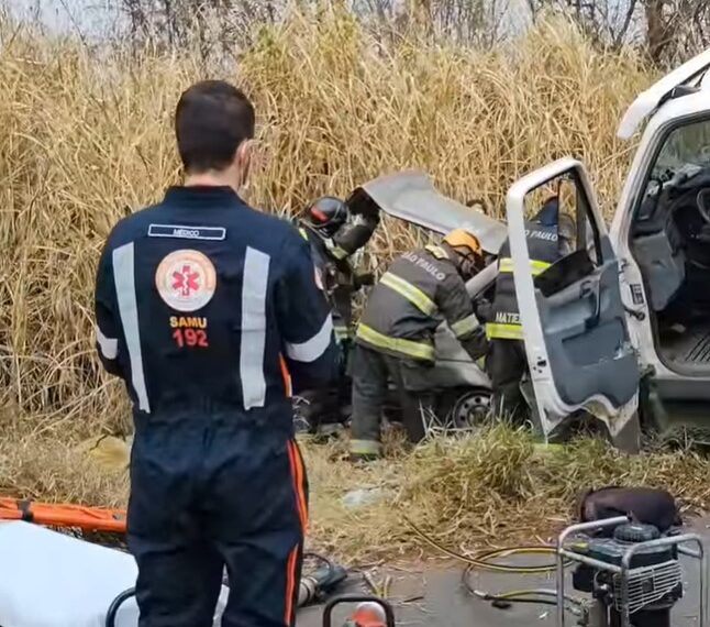 Três pessoas morrem em acidente entre carro e caminhão