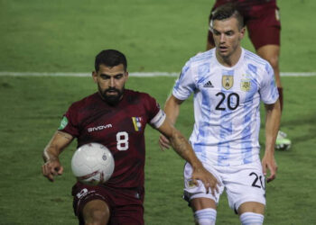 Mesmo vetados pela Anvisa, quatro jogadores argentinos chegam para enfrentar o Brasil