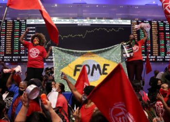 Manifestantes invadem Bolsa de Valores em SP