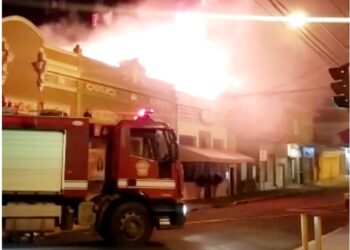 Incêndio destrói prédio comercial
