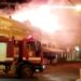 Incêndio destrói prédio comercial