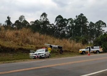 Motorista desvia de carreta, perde controle e bate em barranco