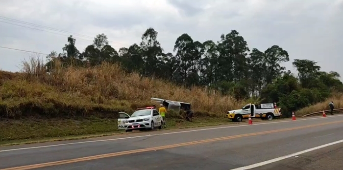 Motorista desvia de carreta, perde controle e bate em barranco