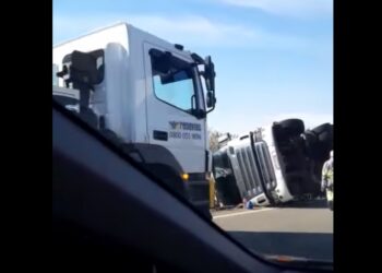 Carreta carregada de sabão em pó tomba na SP-340
