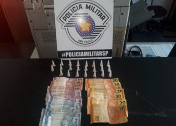 Menor tenta fugir da PM, mas é apreendido com pinos de cocaína