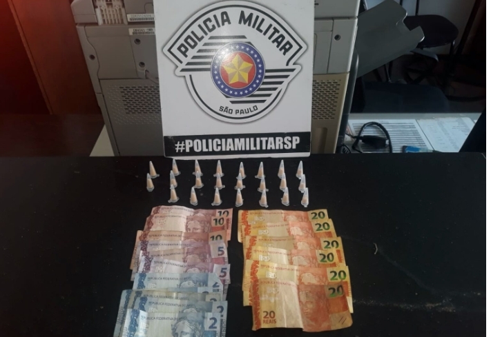 Menor tenta fugir da PM, mas é apreendido com pinos de cocaína