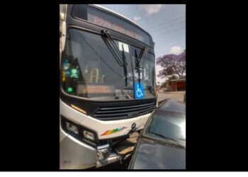 Monza e ônibus do transporte público colidem em Poços de Caldas