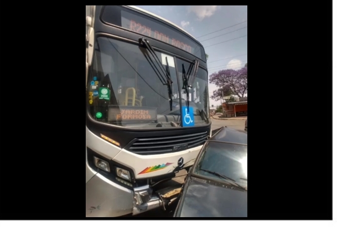 Monza e ônibus do transporte público colidem em Poços de Caldas