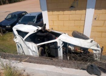 Motorista tem ferimentos graves após capotar e cair em vala ao lado de rodovia