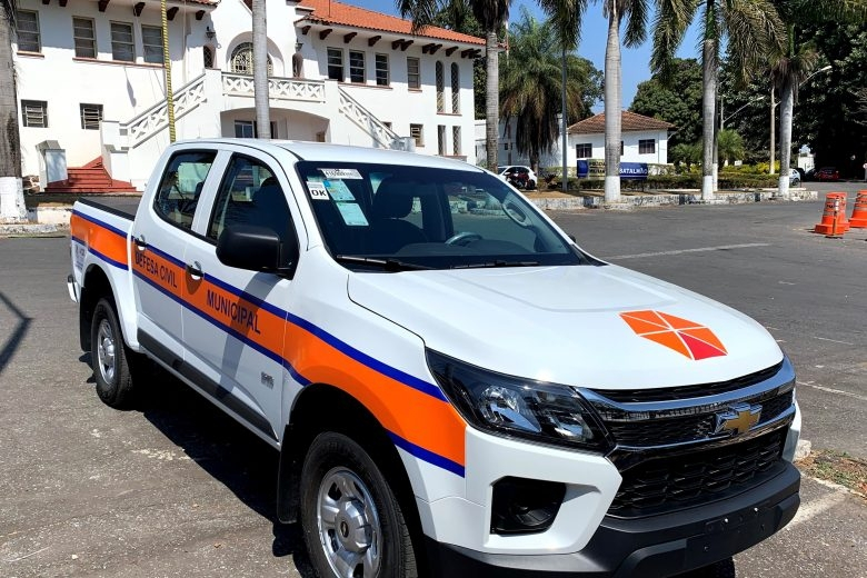 Defesa Civil de Poços recebe caminhonete e novos equipamentos