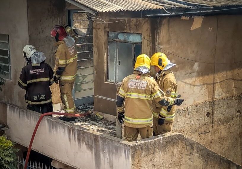 Casa é interditada após incêndio na zona leste de Poços