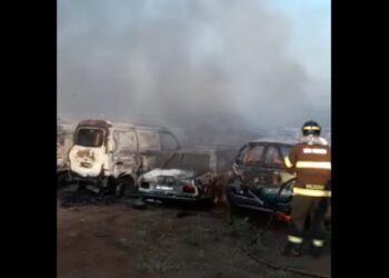 Carros são destruídos em incêndio no pátio do Detran